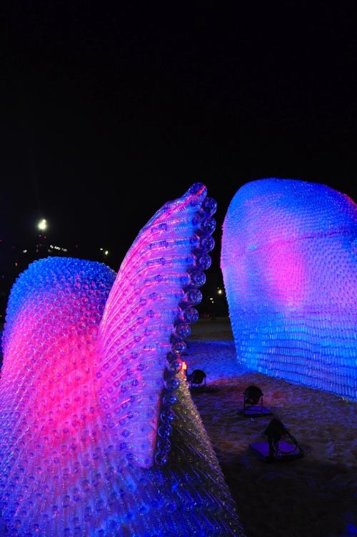 废弃的塑料瓶制成的发光巨型鱼