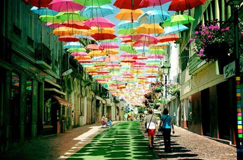 在童话中漫步的雨伞街道
