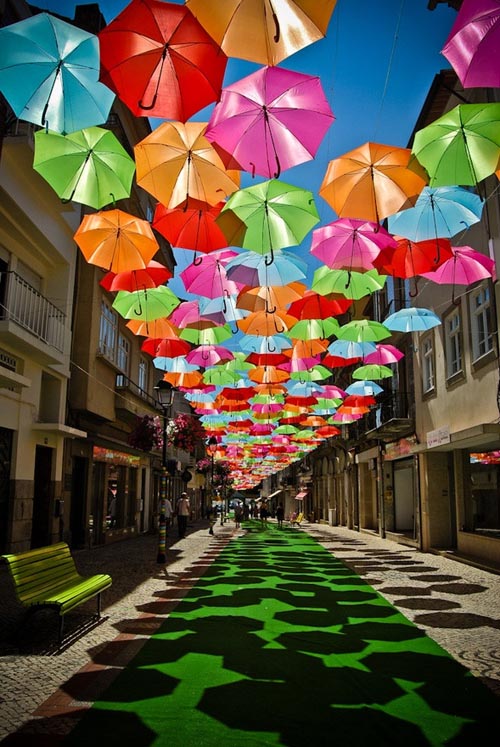 在童话中漫步的雨伞街道
