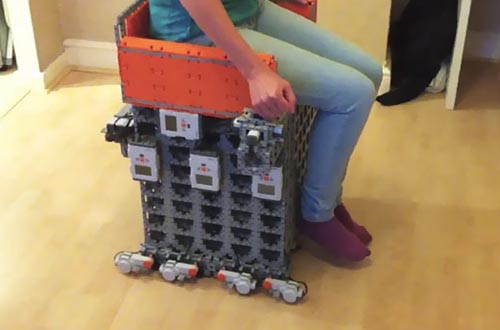 乐高玩具打造自动滚轮椅
