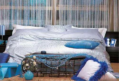 用蓝色，把卧室布置得像海边度假的感觉。