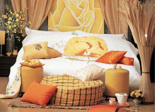 明亮的黄色给人感觉热烈明快，非常适合节日的卧室搭配。