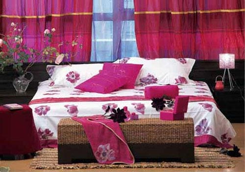 给卧室披上一层紫红色的衣裳，娇媚的气息让周末的夜晚变得非常浪漫。